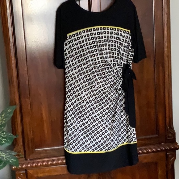 madison leigh Dresses & Skirts - Ladies black white yellow accents dress